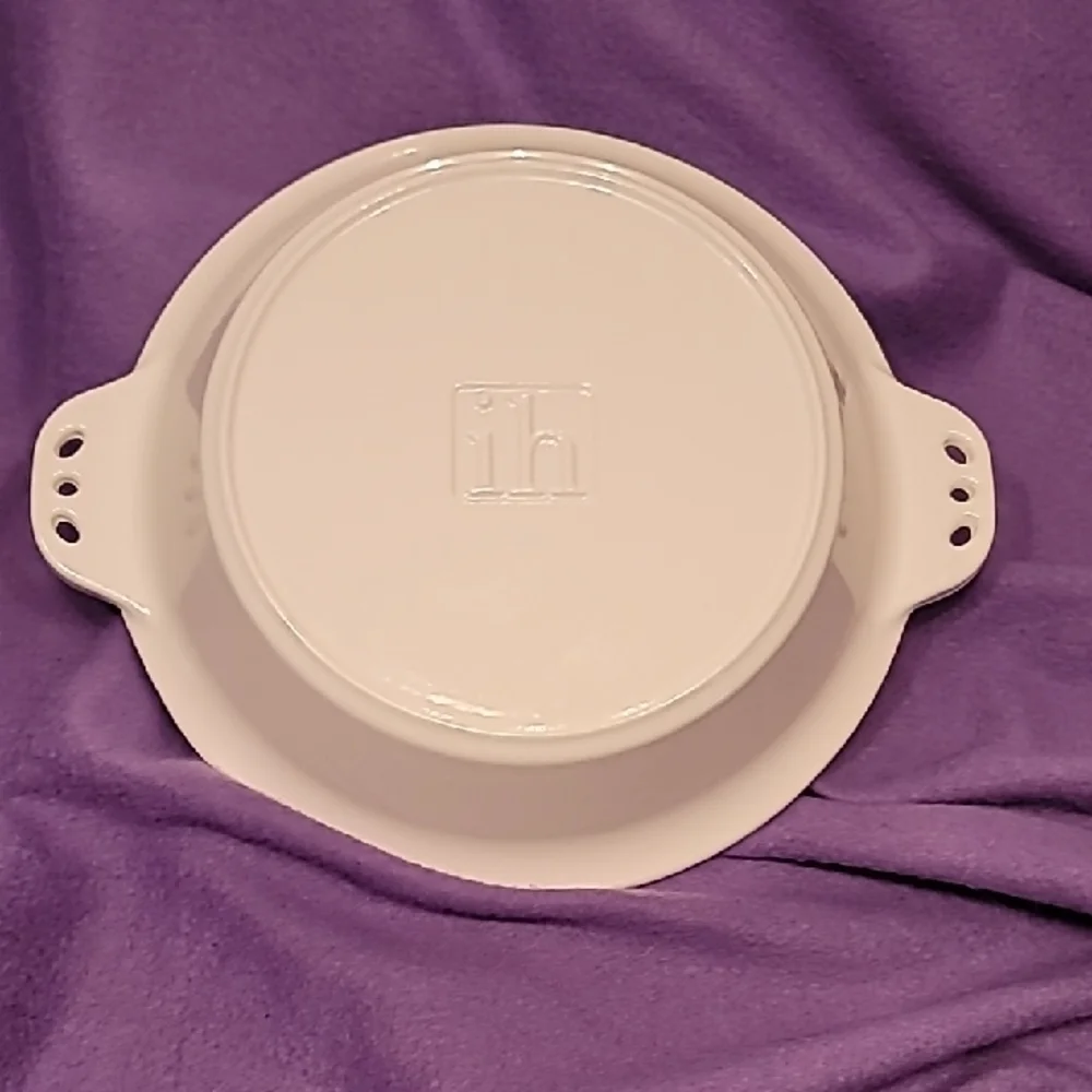 0704. Inspired Home ~ White Baked Enamel and Black Scalloped Pie/Quiche Dish ~